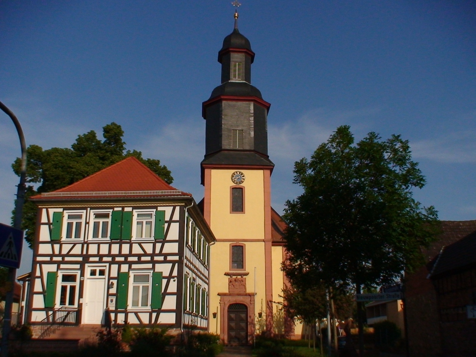 Dudenhofen ev.Kirche und Rektor Geissler-Haus